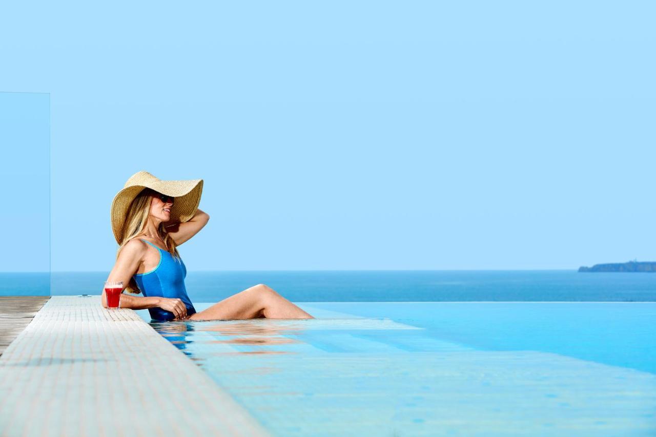 Longevity Health & Wellness Hotel - Adults Only Alvor Exterior foto A woman sunbathing