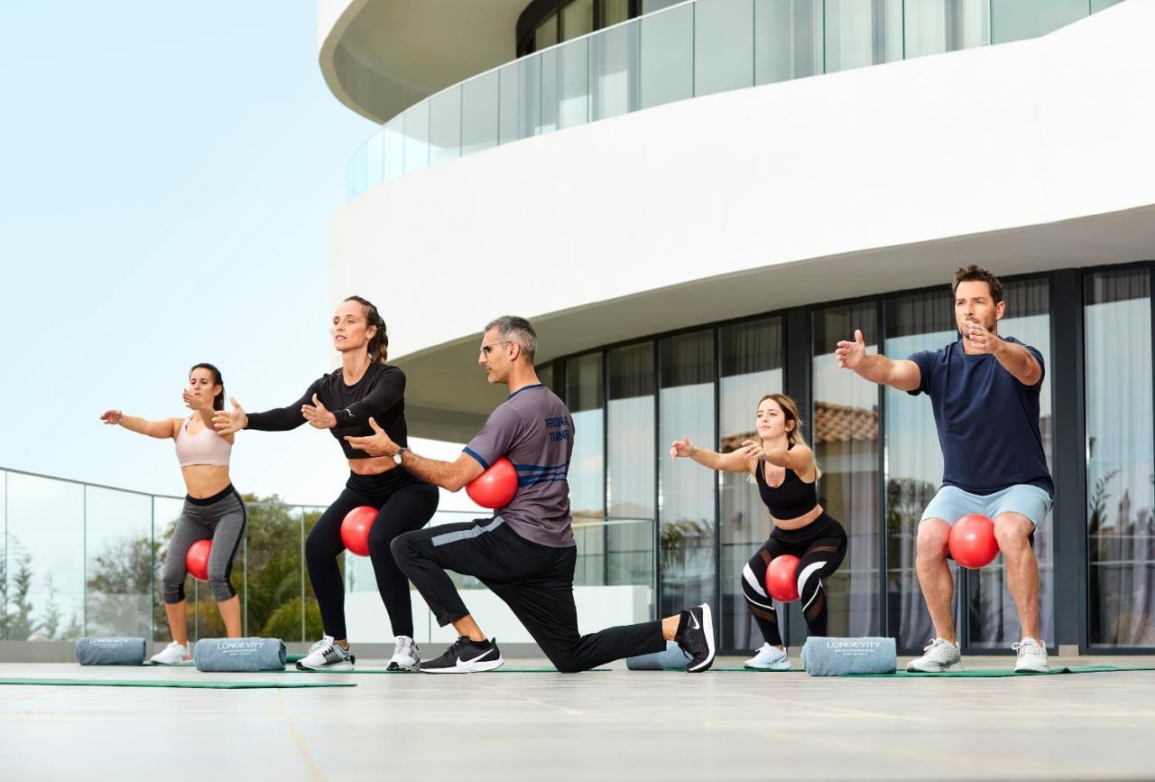 Longevity Health & Wellness Hotel - Adults Only Alvor Exterior foto A group of people exercising with a medicine ball