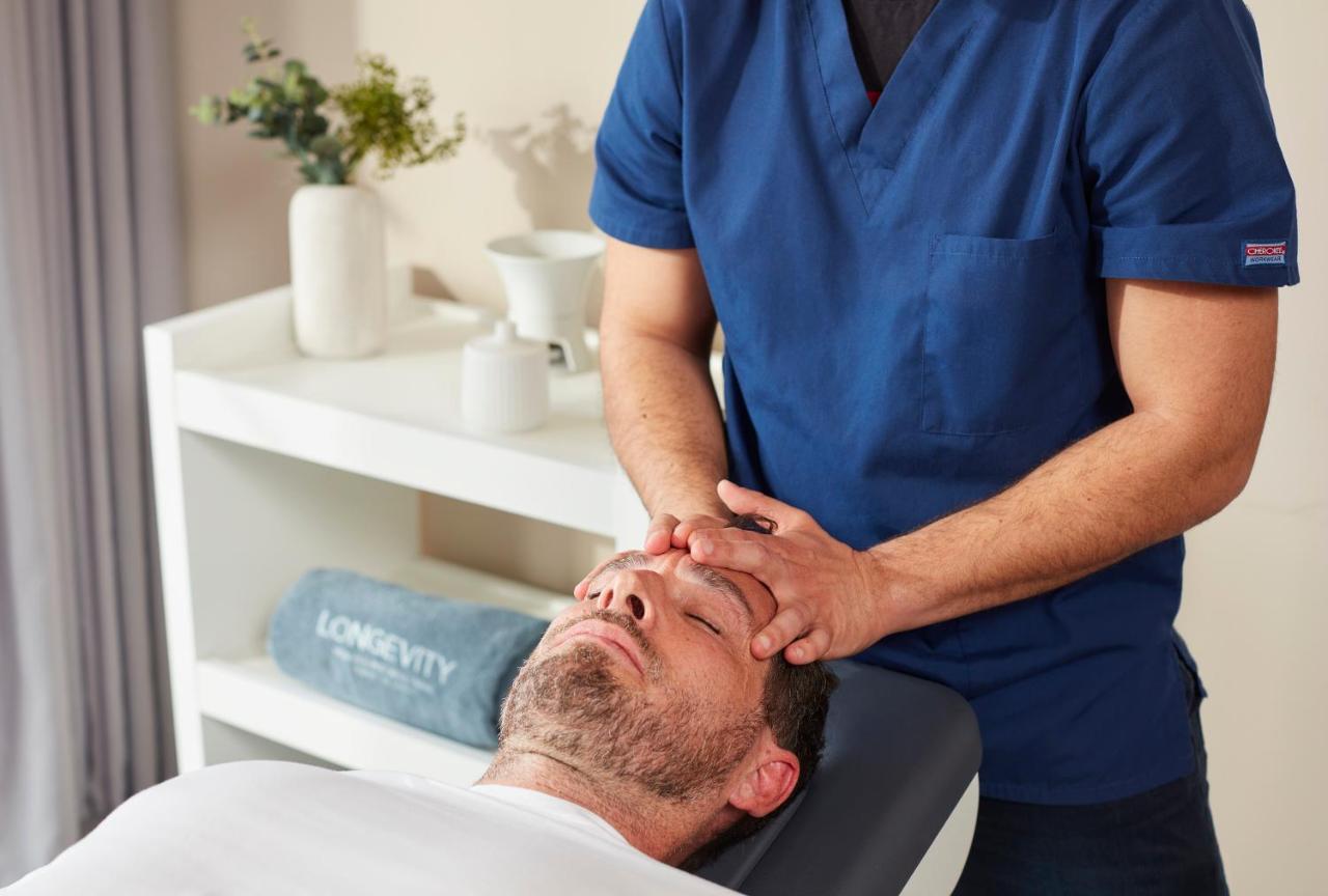 Longevity Health & Wellness Hotel - Adults Only Alvor Exterior foto A chiropractor treating a patient