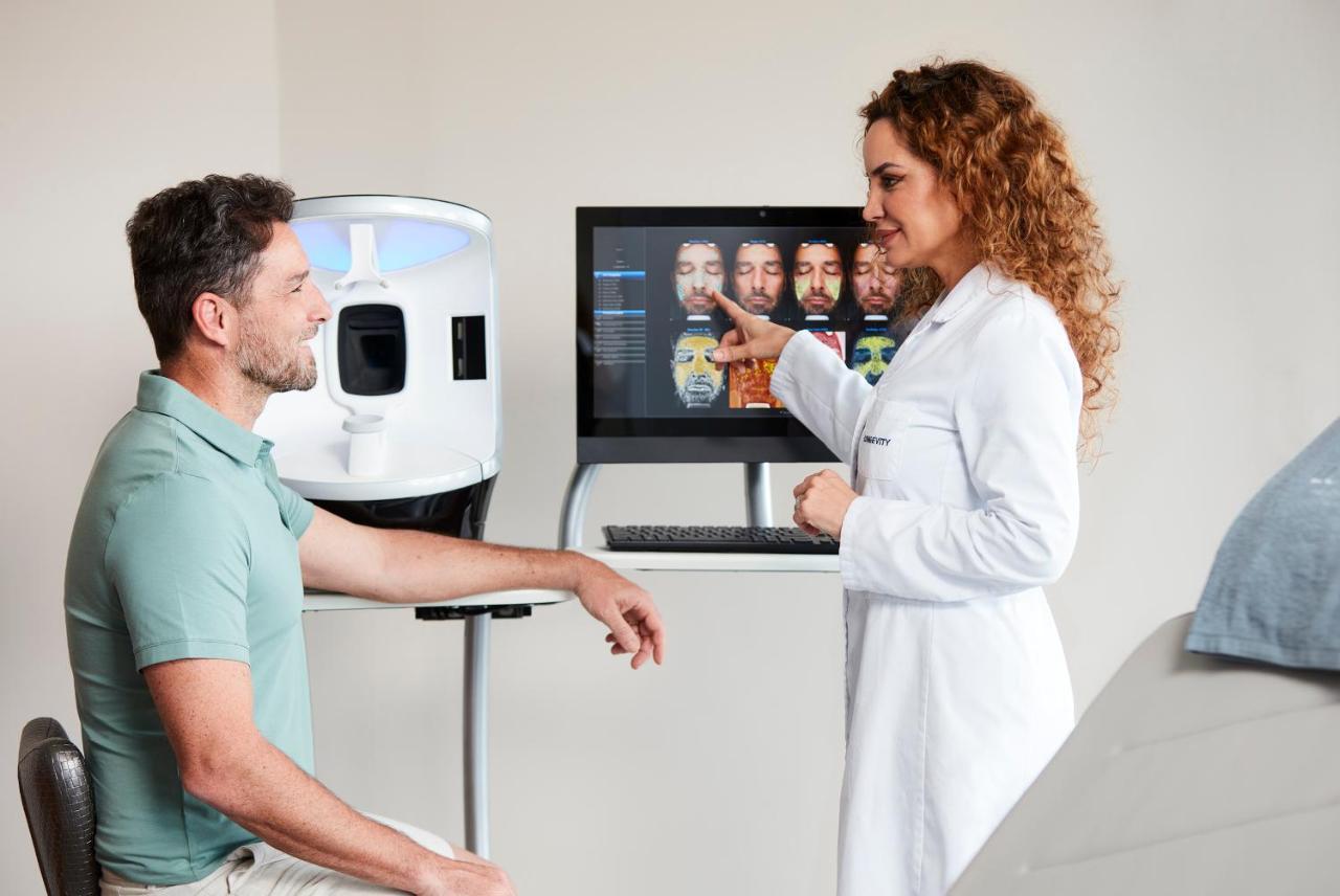 Longevity Health & Wellness Hotel - Adults Only Alvor Exterior foto A doctor using a telemedicine system